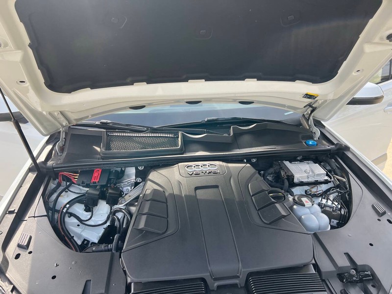 Audi Q7 Vehicle Full-screen Gallery Image 13