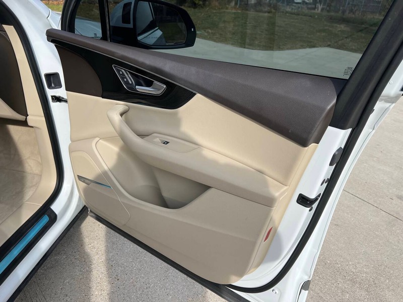 Audi Q7 Vehicle Full-screen Gallery Image 15