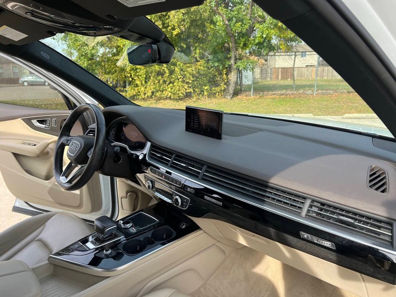 Audi Q7 Vehicle Full-screen Gallery Image 16