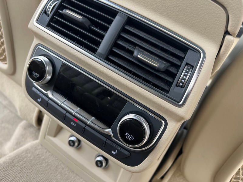 Audi Q7 Vehicle Full-screen Gallery Image 17