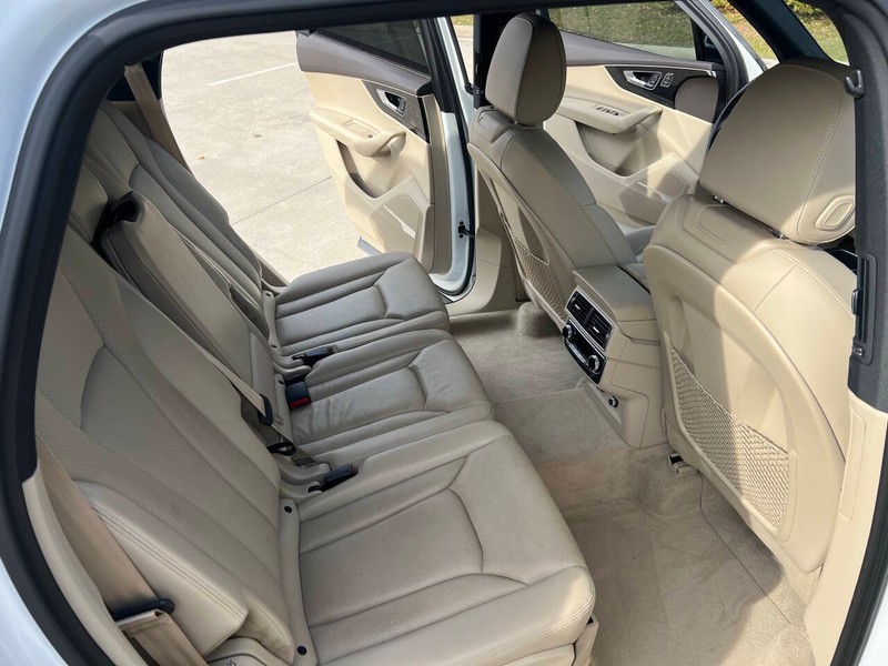 Audi Q7 Vehicle Full-screen Gallery Image 18