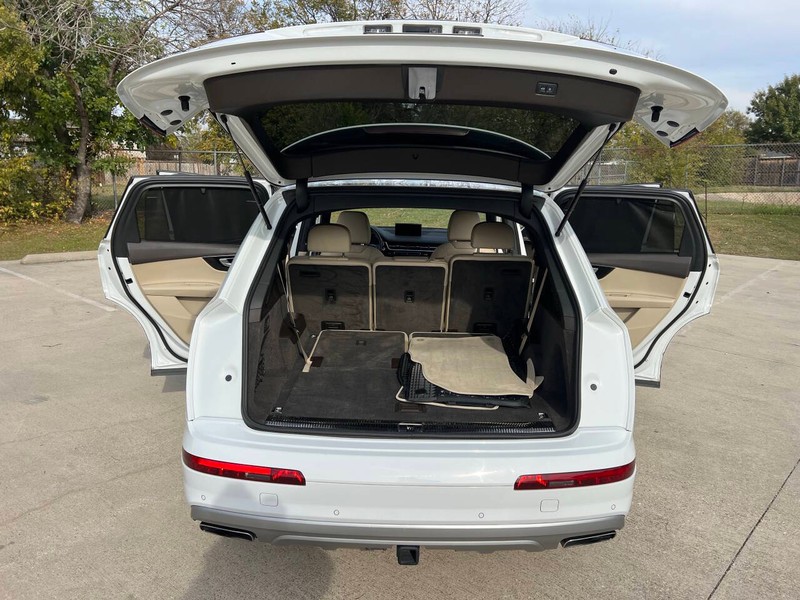Audi Q7 Vehicle Full-screen Gallery Image 19