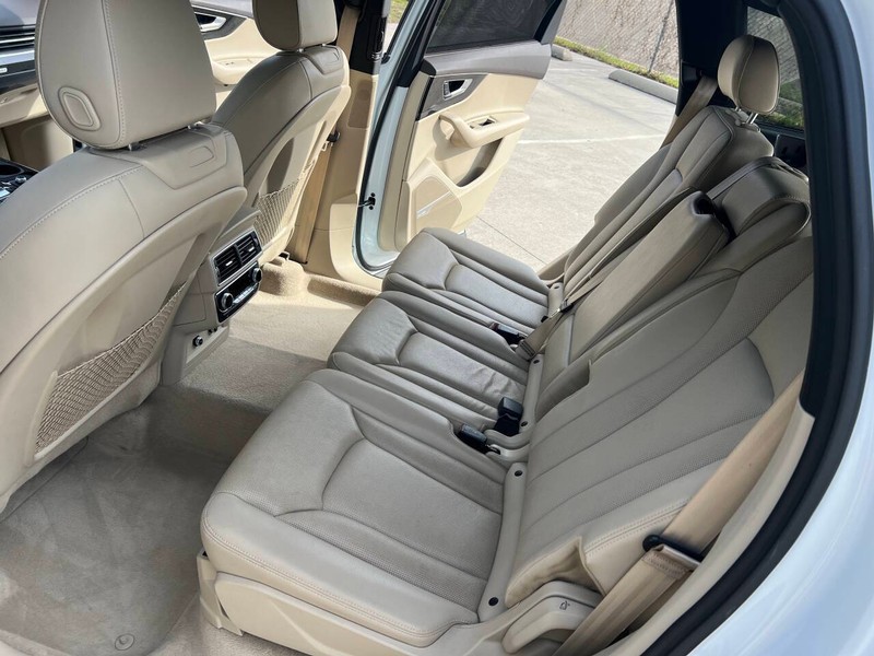 Audi Q7 Vehicle Full-screen Gallery Image 23