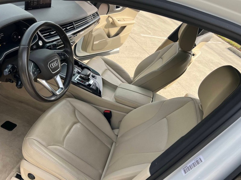 Audi Q7 Vehicle Full-screen Gallery Image 24