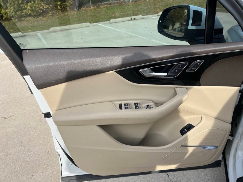 Audi Q7 Vehicle Full-screen Gallery Image 25