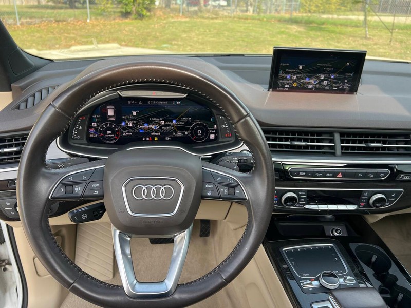 Audi Q7 Vehicle Full-screen Gallery Image 30
