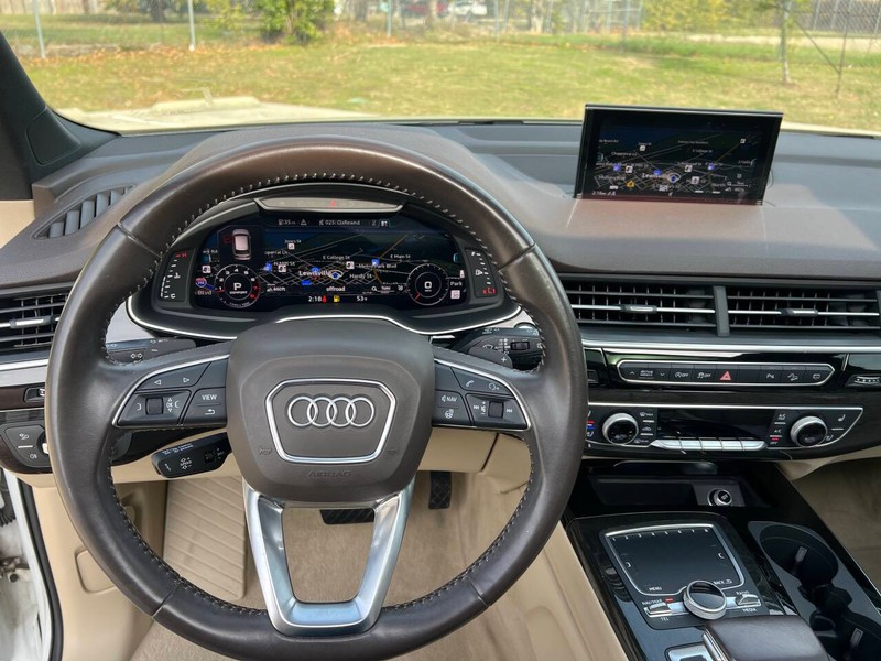 Audi Q7 Vehicle Full-screen Gallery Image 32