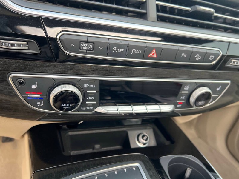 Audi Q7 Vehicle Full-screen Gallery Image 33