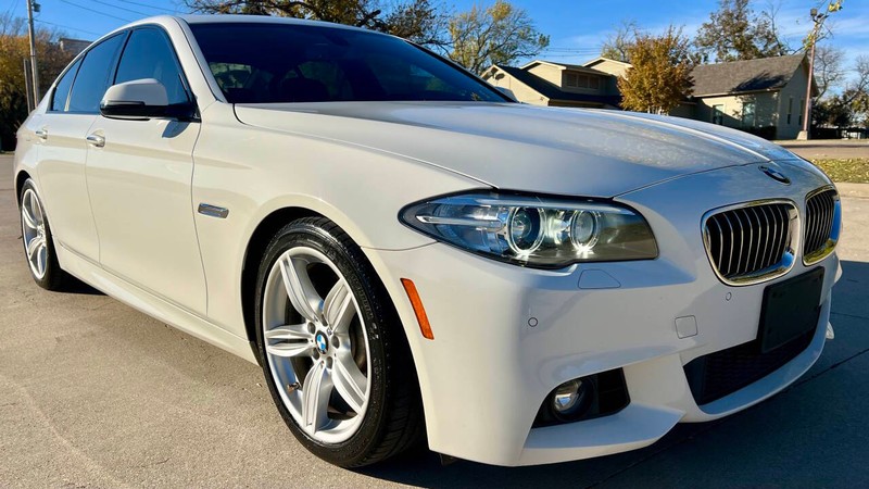 BMW 5 Series Vehicle Full-screen Gallery Image 01