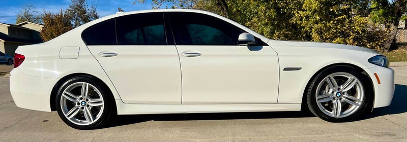 BMW 5 Series Vehicle Full-screen Gallery Image 02