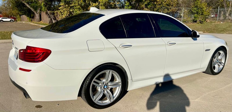 BMW 5 Series Vehicle Full-screen Gallery Image 03