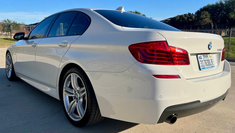 BMW 5 Series Vehicle Full-screen Gallery Image 04