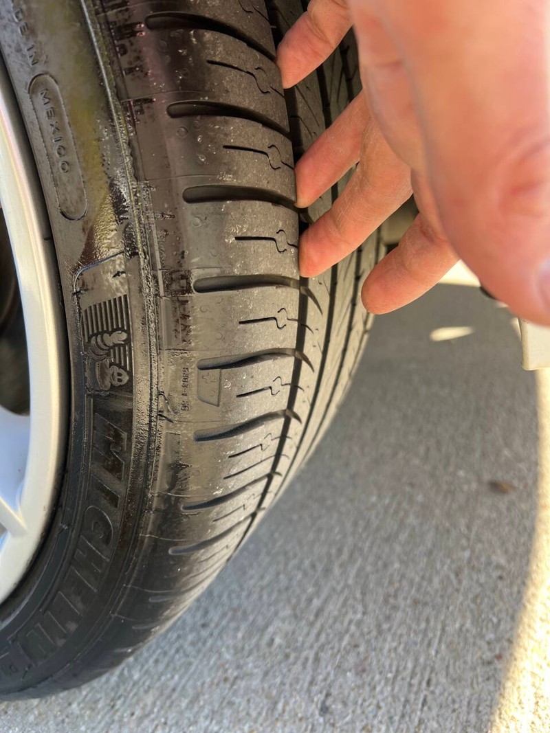 BMW 5 Series Vehicle Full-screen Gallery Image 05