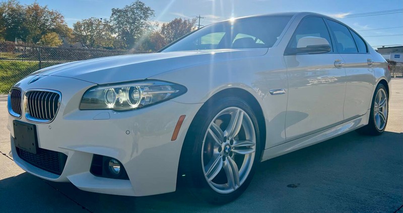 BMW 5 Series Vehicle Full-screen Gallery Image 07