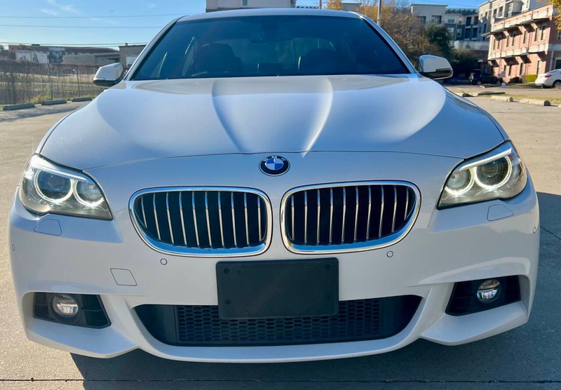 BMW 5 Series Vehicle Full-screen Gallery Image 08