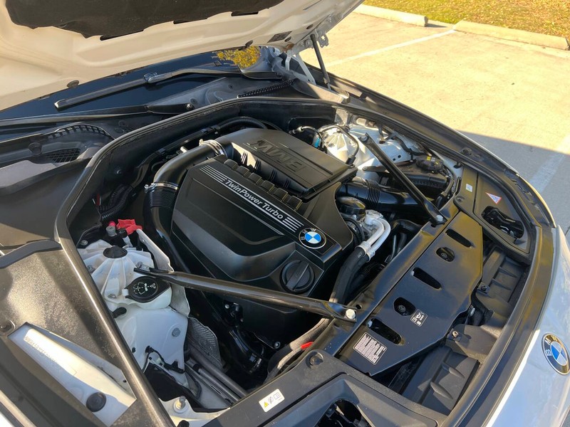 BMW 5 Series Vehicle Full-screen Gallery Image 09