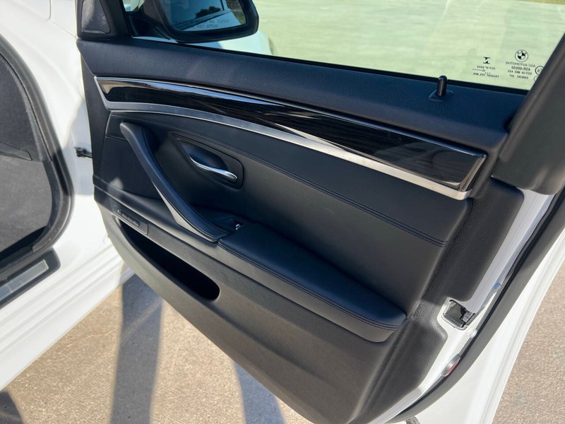 BMW 5 Series Vehicle Full-screen Gallery Image 10