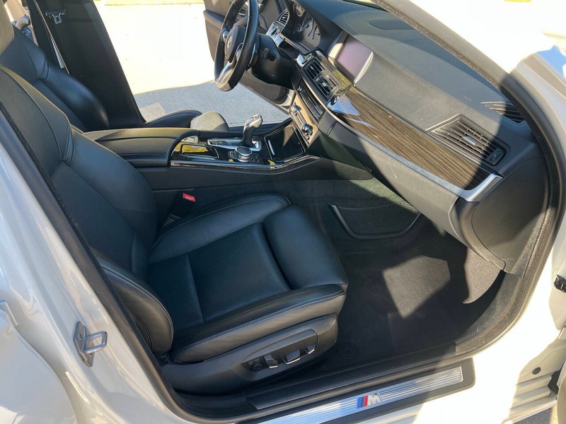 BMW 5 Series Vehicle Full-screen Gallery Image 11