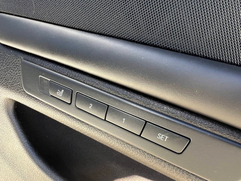 BMW 5 Series Vehicle Full-screen Gallery Image 12