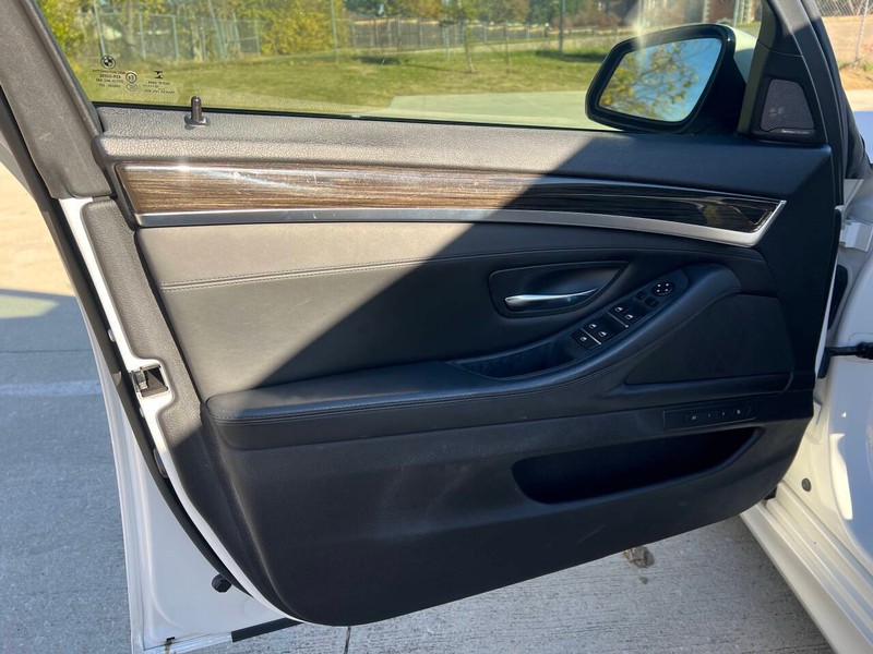 BMW 5 Series Vehicle Full-screen Gallery Image 13