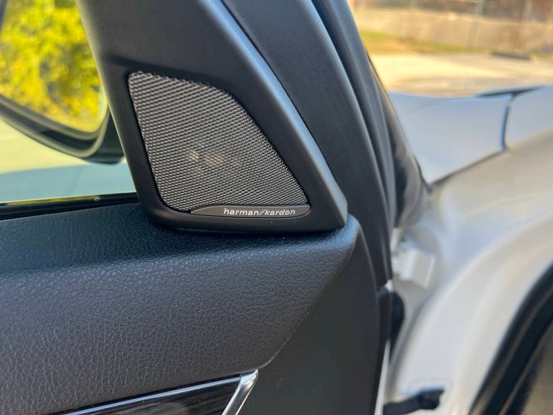 BMW 5 Series Vehicle Full-screen Gallery Image 14