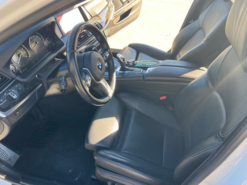 BMW 5 Series Vehicle Full-screen Gallery Image 15