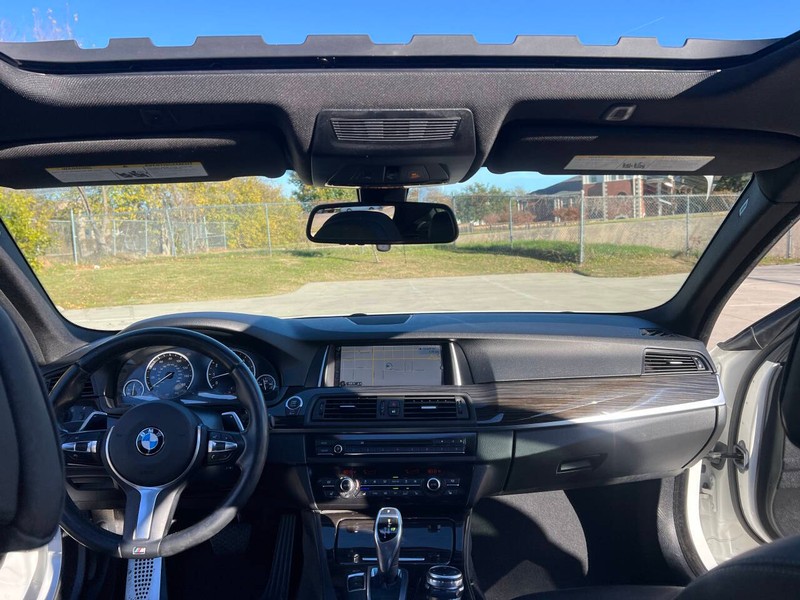 BMW 5 Series Vehicle Full-screen Gallery Image 16