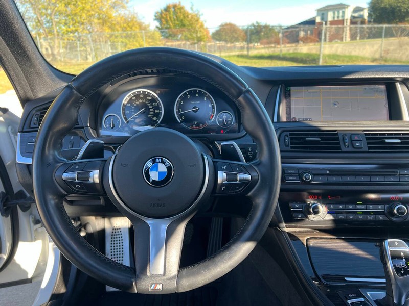 BMW 5 Series Vehicle Full-screen Gallery Image 17