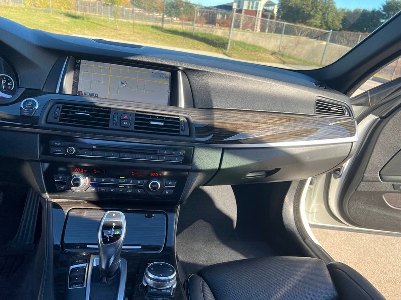 BMW 5 Series Vehicle Full-screen Gallery Image 18