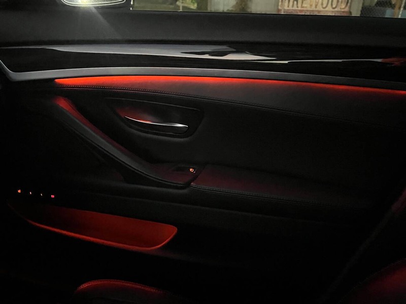 BMW 5 Series Vehicle Full-screen Gallery Image 19