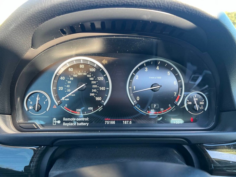 BMW 5 Series Vehicle Full-screen Gallery Image 21