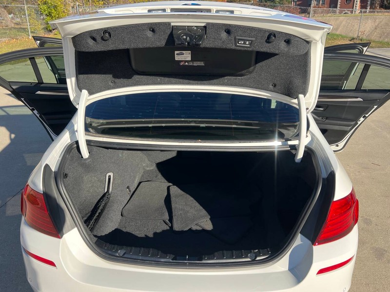 BMW 5 Series Vehicle Full-screen Gallery Image 22