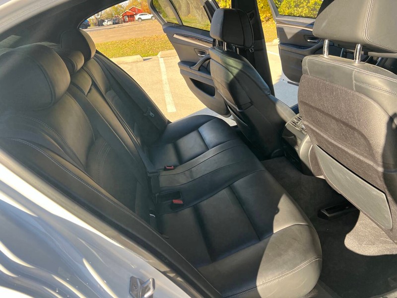 BMW 5 Series Vehicle Full-screen Gallery Image 23