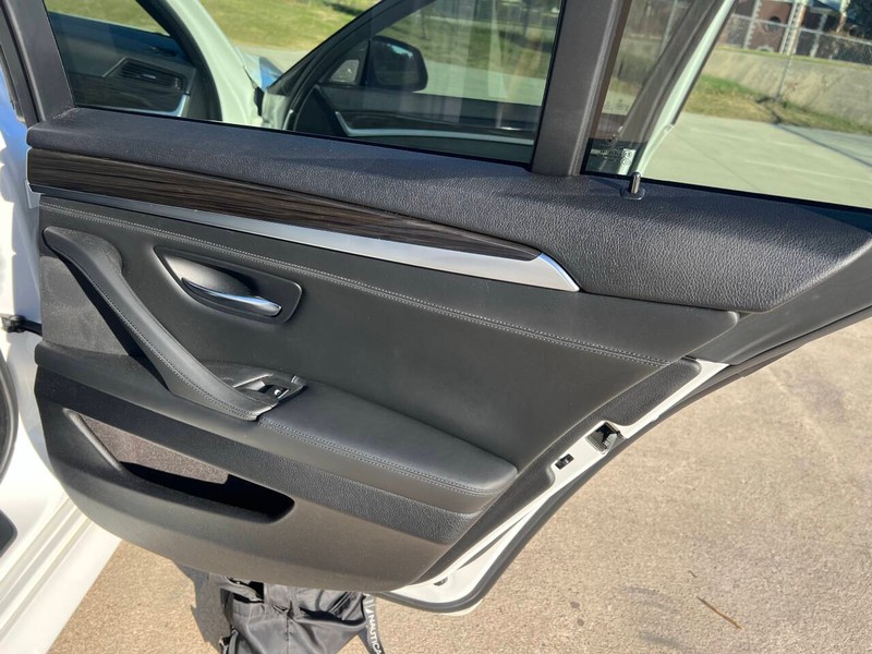 BMW 5 Series Vehicle Full-screen Gallery Image 24