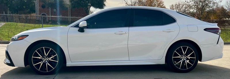 Toyota Camry Vehicle Full-screen Gallery Image 02