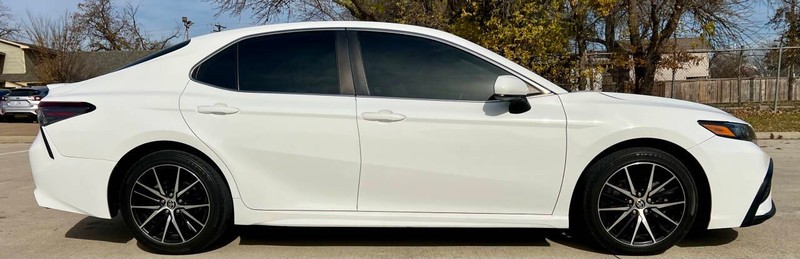 Toyota Camry Vehicle Full-screen Gallery Image 06