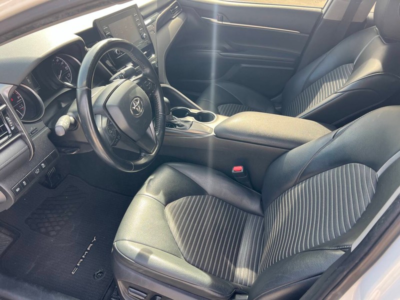 Toyota Camry Vehicle Full-screen Gallery Image 09