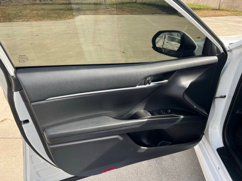 Toyota Camry Vehicle Full-screen Gallery Image 10