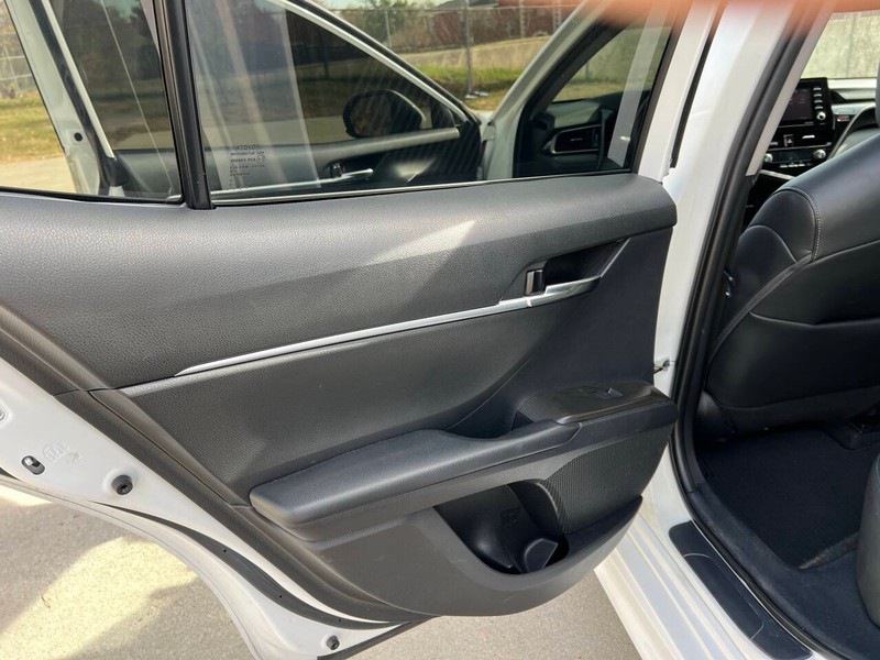 Toyota Camry Vehicle Full-screen Gallery Image 11