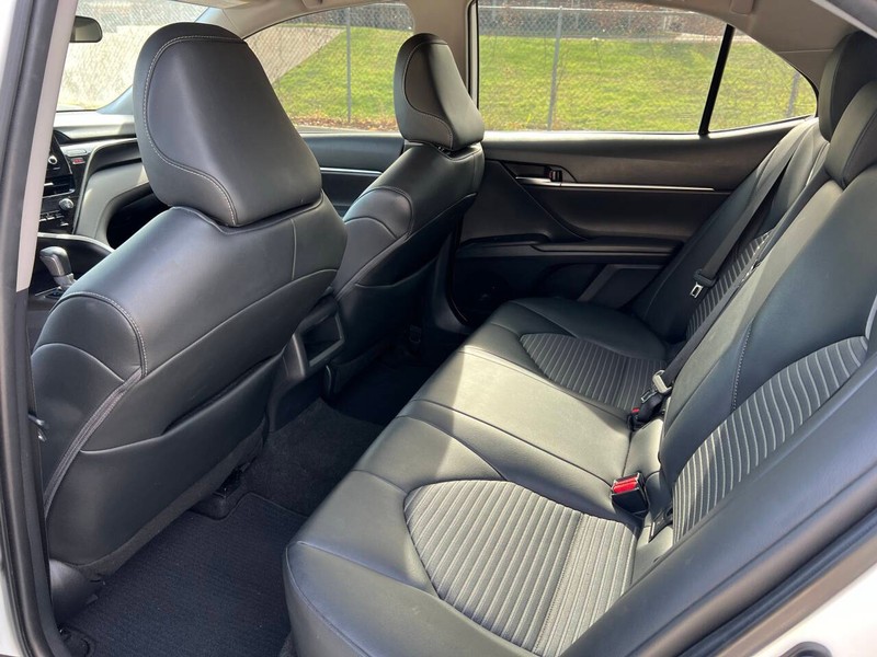 Toyota Camry Vehicle Full-screen Gallery Image 12