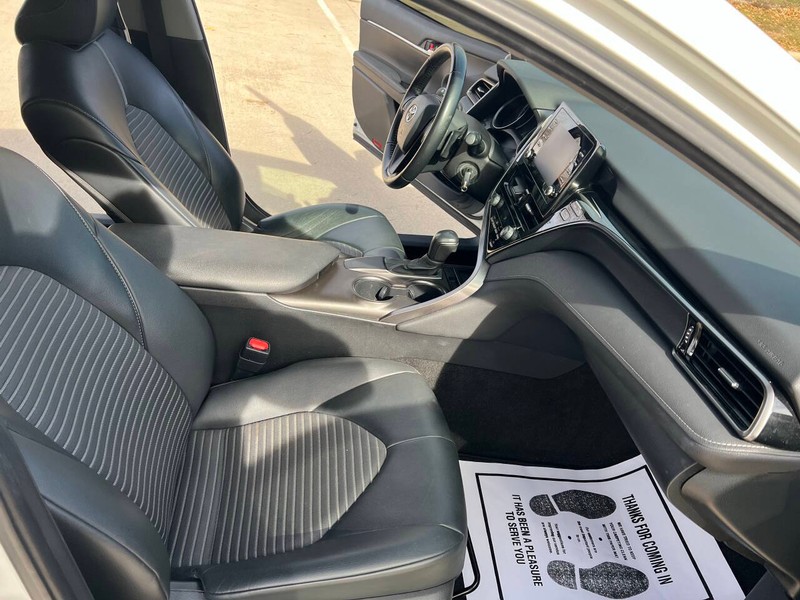 Toyota Camry Vehicle Full-screen Gallery Image 13