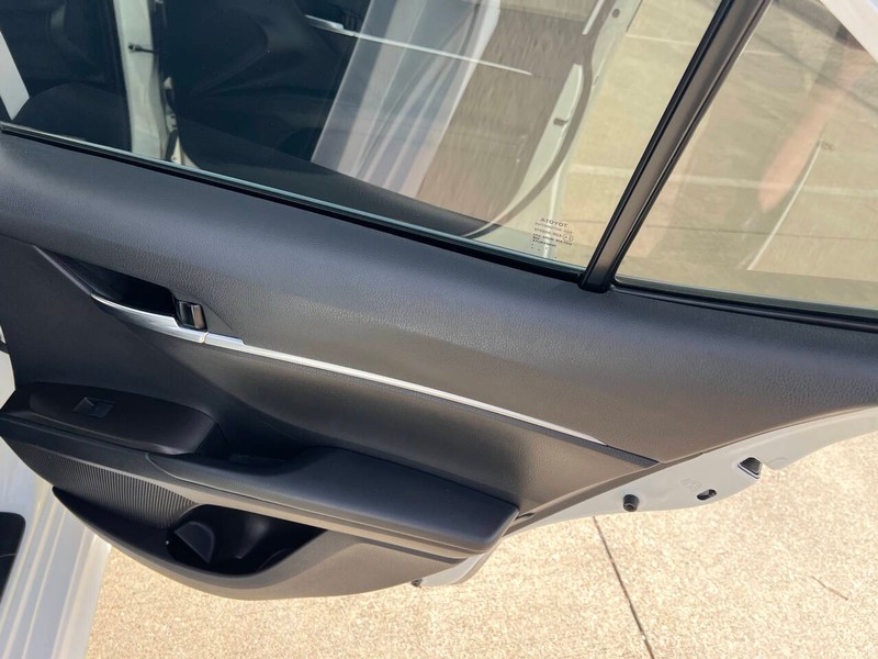 Toyota Camry Vehicle Full-screen Gallery Image 15