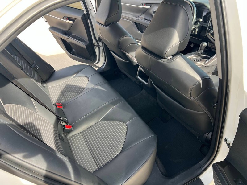 Toyota Camry Vehicle Full-screen Gallery Image 16