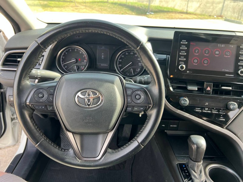 Toyota Camry Vehicle Full-screen Gallery Image 17