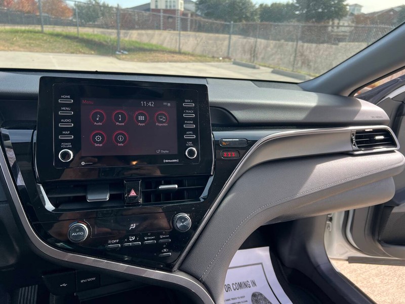 Toyota Camry Vehicle Full-screen Gallery Image 18