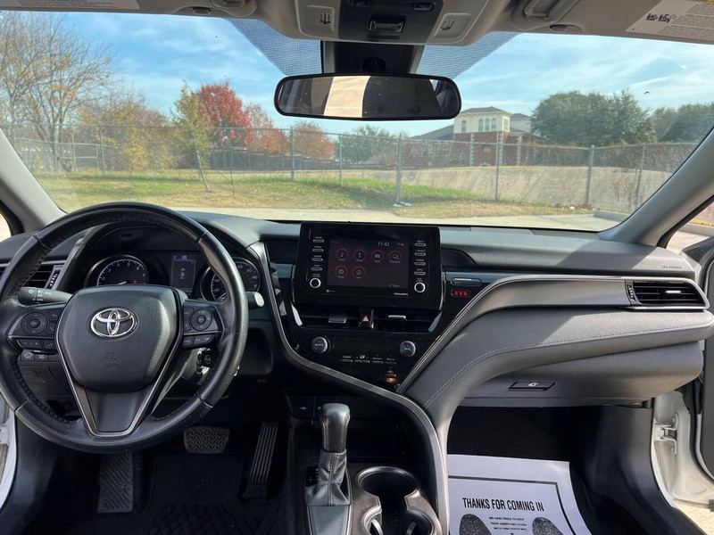 Toyota Camry Vehicle Full-screen Gallery Image 19