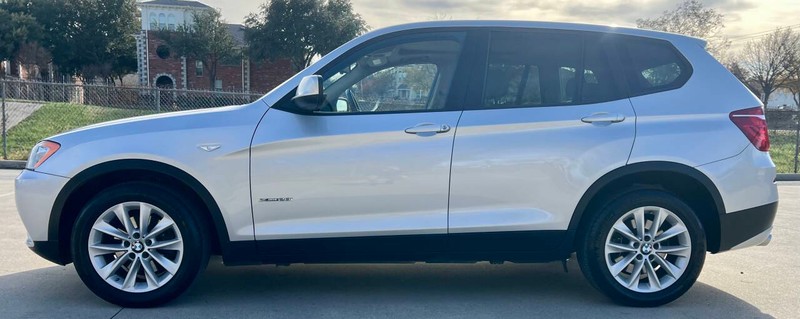 BMW X3 Vehicle Full-screen Gallery Image 02