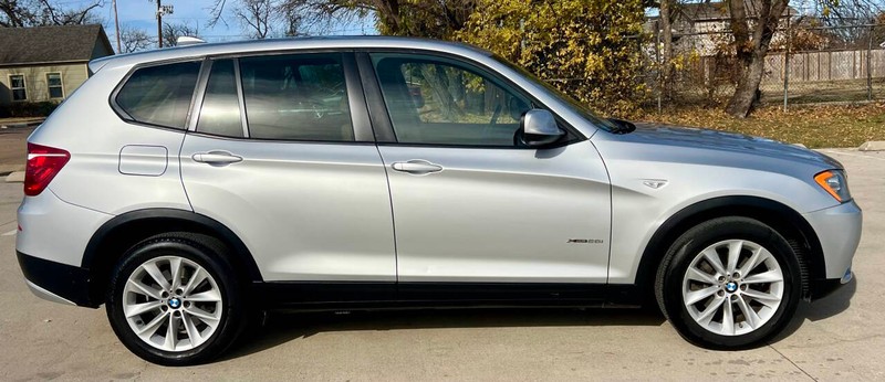 BMW X3 Vehicle Full-screen Gallery Image 06