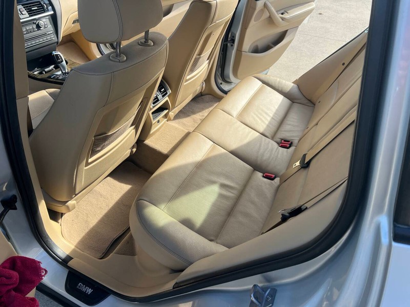 BMW X3 Vehicle Full-screen Gallery Image 09