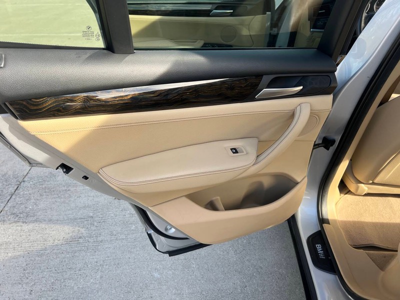 BMW X3 Vehicle Full-screen Gallery Image 10